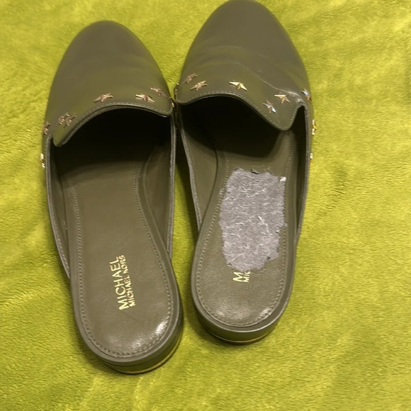 WNS Michael Kors Natasha Olive Green Gold Logo Star Slide Mules Sz 9 - Picture 6 of 10